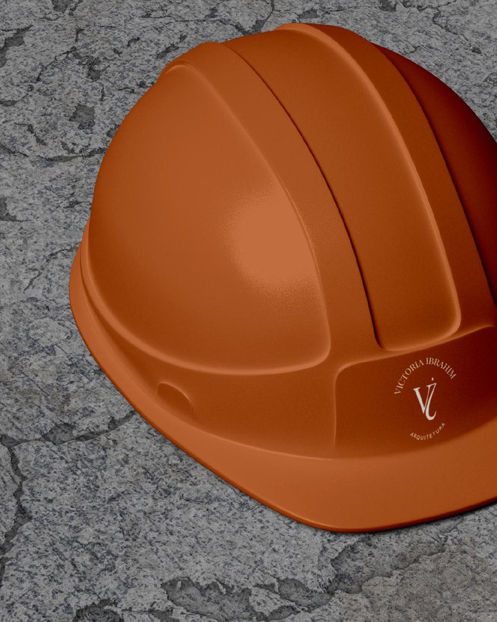 Capacete de obra com a marca Victoria Ibrahim